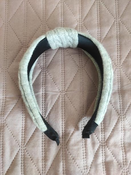 Vlnená svetlo sivá čelenka do vlasov,