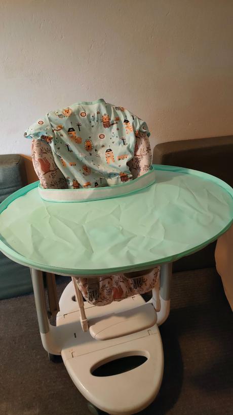 Podbradník s podnosom/stolčekom, 