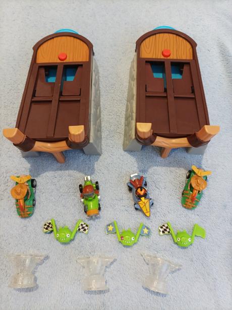 Štartovacie rampy a autá angry birds, 