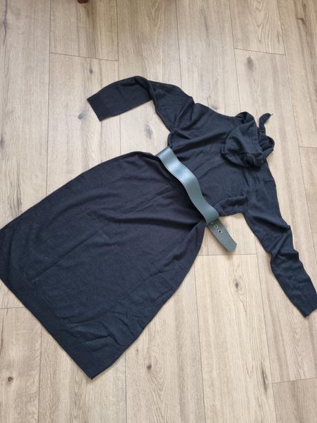 Tenšie čierne pletené šaty s kapucňou m + 2 opasky, m