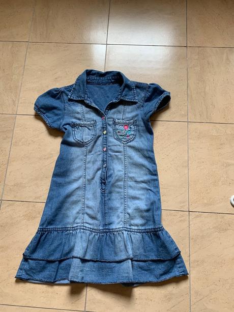 Šaty s výšivkou na vrecku a na chrbte, 122