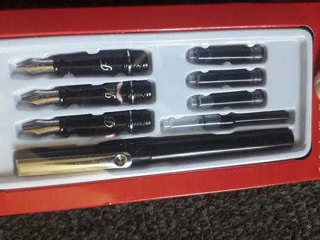 Kaligrafia fantasy vintage perá, 