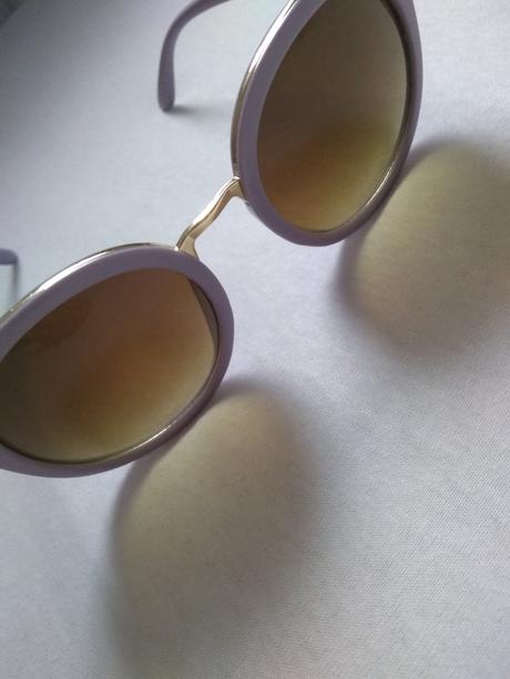 Bledofialové slnečné okuliare, 