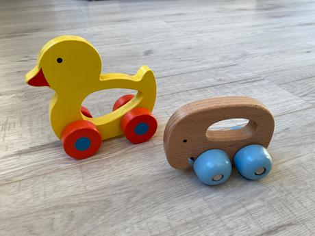 Drevená kačica na kolieskach, 