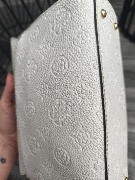 Kabelka guess,