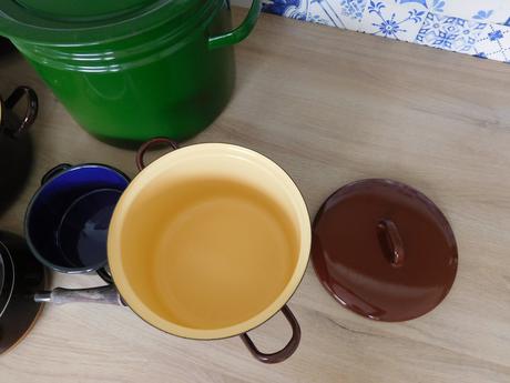 Smaltované staršie hrnce na chalupu,,