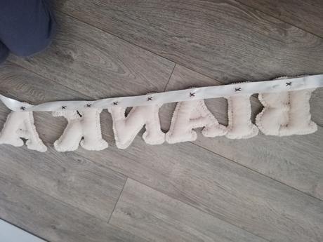 Girlanda s menom bianka nad postieľku,