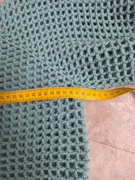 Háčkovaný crop top, 