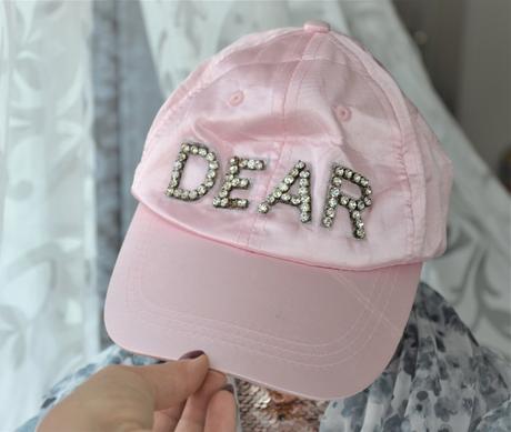 Saténová kamienková šiltovka,