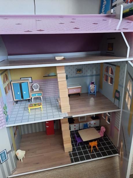 Domček pre bábiky s nábytkom, 