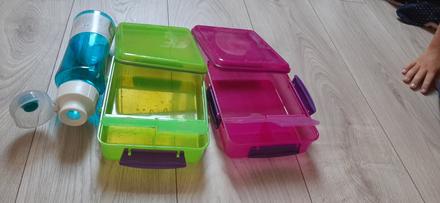 Boxy na desiatu a flasa,