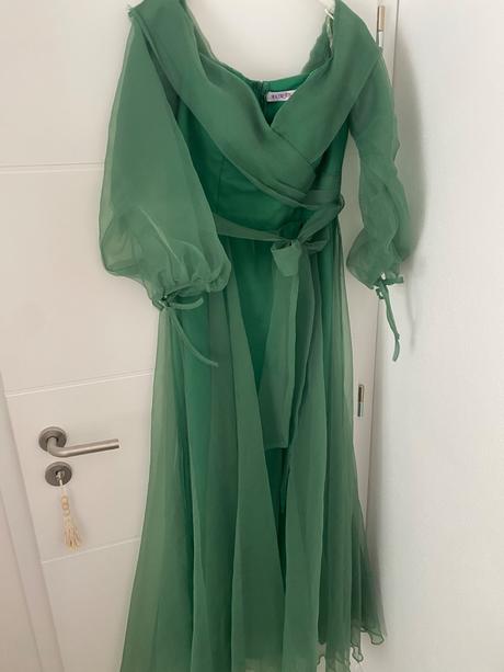 Krásne  tylové šaty, 38