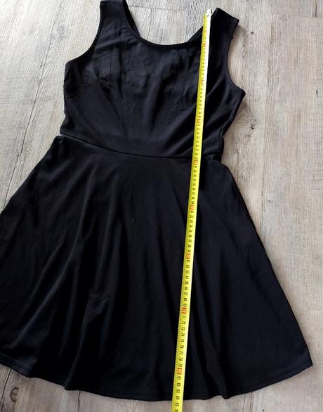 Čierne šaty so zaujímavými ramienkami, l