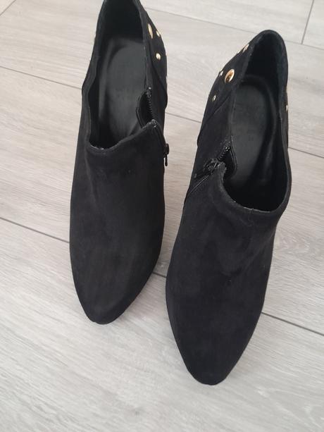 Čierne kotničky, 38