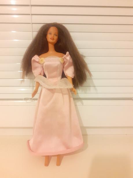 Tmavovlasá barbie, 