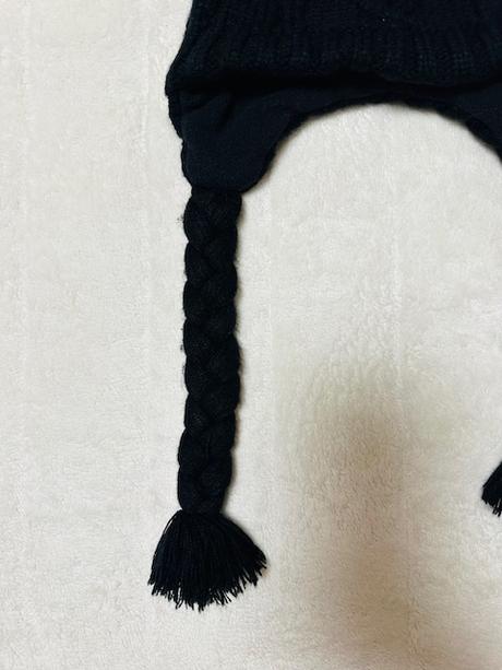 Čierna úpletová čiapka podšitá s vrkočmi, 