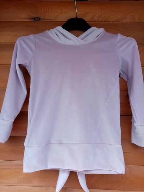 Ruzova mikina s usami, 104