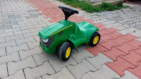Odrážadlo traktor john deere,