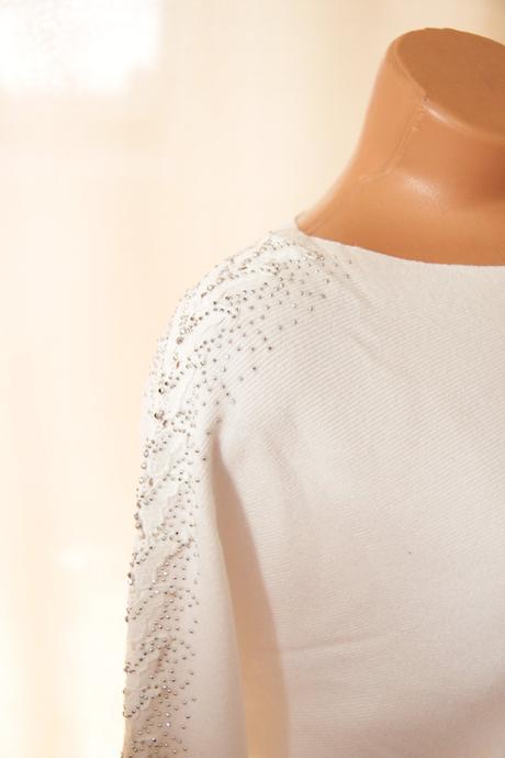 Biely sveter s ozdobenými rukávmi, l, l