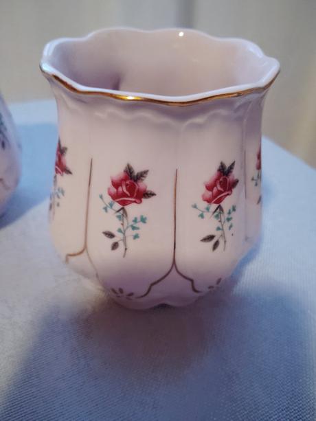 Hrnčeky z ružového porcelánu,