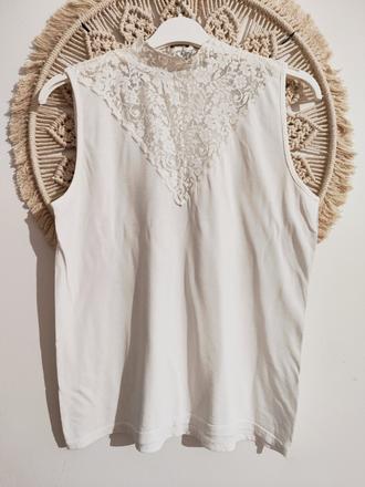 Biele tielko a čipkou, l