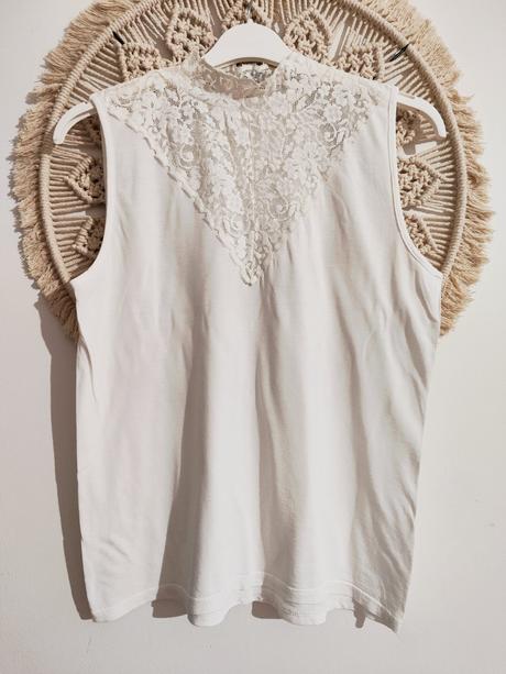 Biele tielko a čipkou, l