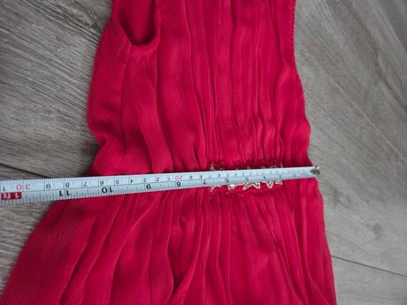 Červené šaty, 122