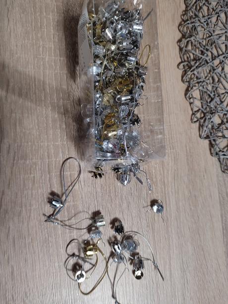 Závesné klobúčiky na vianočné gule,