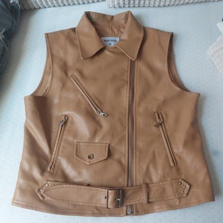 Koženková vesta, l