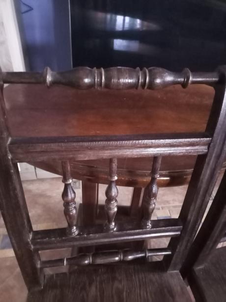 Starožitný stôl a stoličky, 
