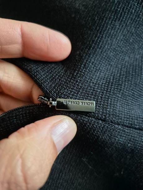 Krásne šaty s vlnou "malé čierne", 36