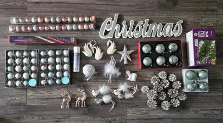 Ozdoby na stromček- biele vianoce- gule, svetielka, 