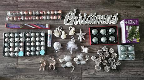 Ozdoby na stromček- biele vianoce- gule, svetielka, 