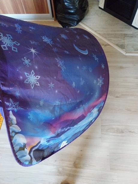 Krásny stan nad postel, 