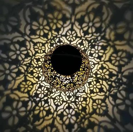 Led solárny lampáš z kovu s kvetinovým vzorom,