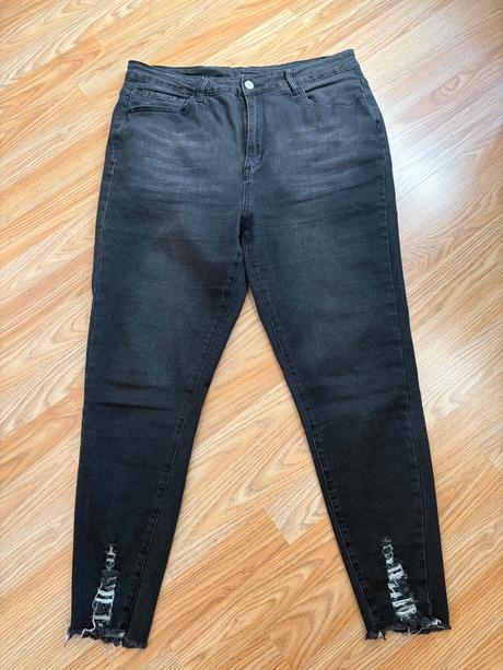 Roztrhane skinny dzinsy, 44
