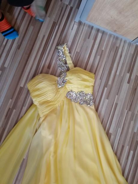 Spolocenske saty, 34