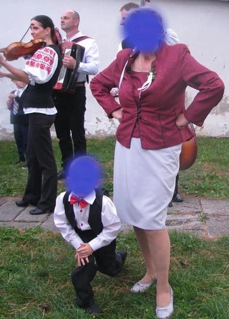 Bielo-červená košeľa a motýlik, 110