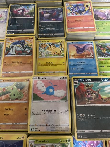100ks pokemon kartičiek,