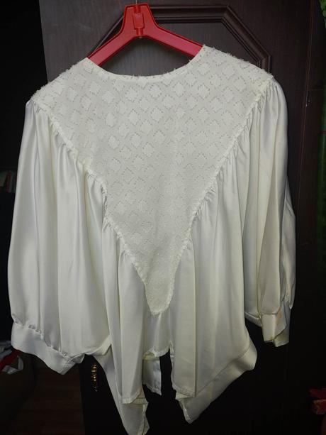 Elegantná biela búzka s opaskom, m