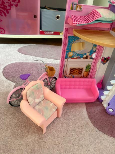 Barbie domček a rôzne doplnky,