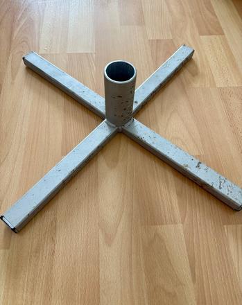 Kovový stojan na vianočný stromček, 