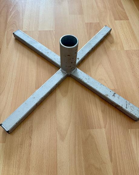 Kovový stojan na vianočný stromček, 