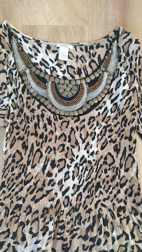 Plisovana bluzka s kovovymi gombiky, m