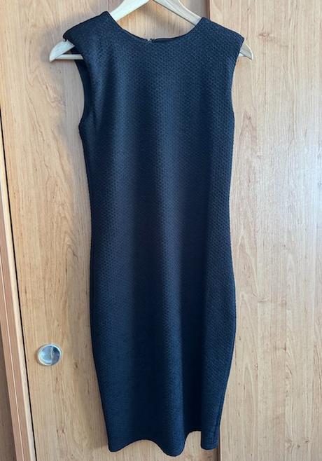 Čienre púzdrovné šaty s vypchávkami na pleciach at, atmosphere,l