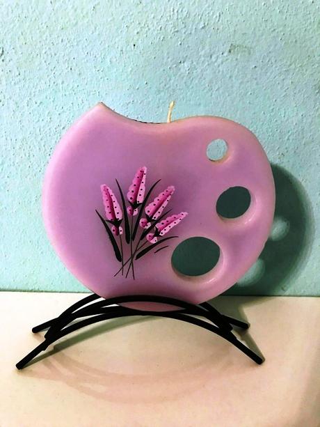 Sviečka levanduľa v kovovom stojane, 