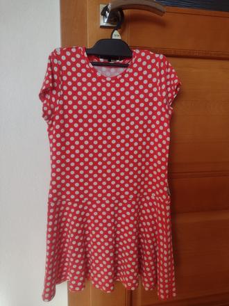 Červené bodkované šaty, 122