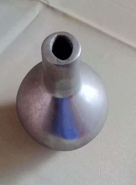 Kovová vázička,