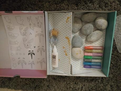 Hra - maľovanie kameňov, 