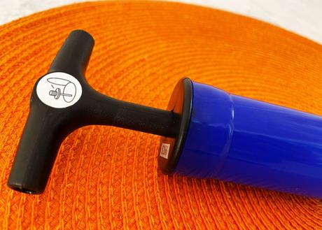 Ručná pumpa na nafukovanie lôpt,